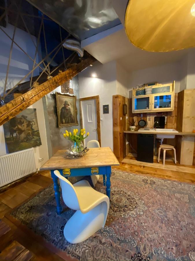 Apartment A La *
