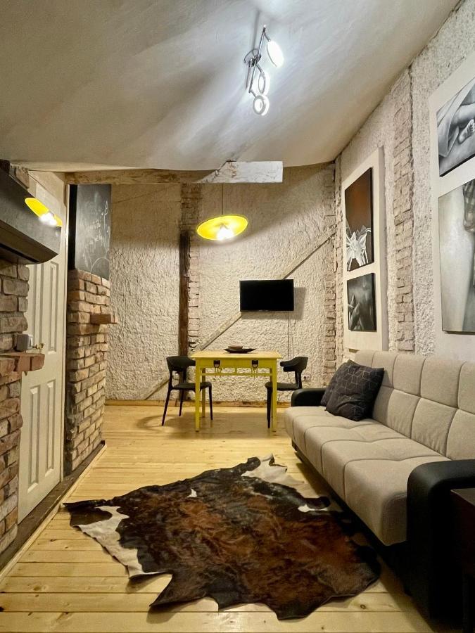 A La Apartment *